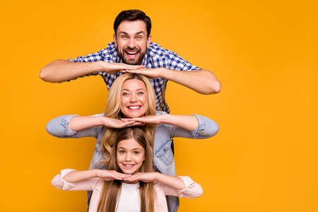Photo beautiful mom lady handsome dad little school girl daughter standing in order of height good...
