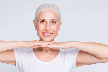 Close-up portrait of her she nice-looking attractive lovely groomed cheerful cheery positive...