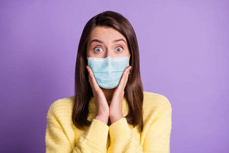 Photo portrait of shocked girl staring wear facial safety medical mask isolated purple color backgroundの写真素材