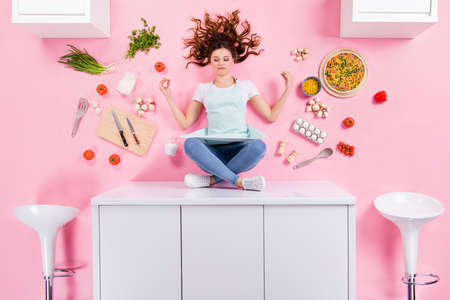 Top above high angle full size photo of focused pizzeria worker girl sit table meditate ready prepare tasty delicious pizza flat lay ingredients kitchenware isolated pastel color backgroundの写真素材
