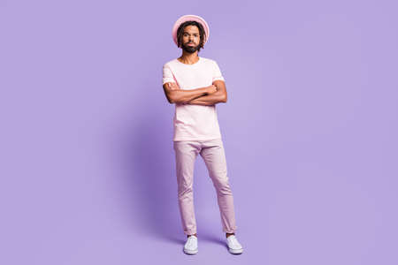 Full size photo of young afro serious confident man male guy with crossed arms look camera isolated on purple color backgroundの写真素材