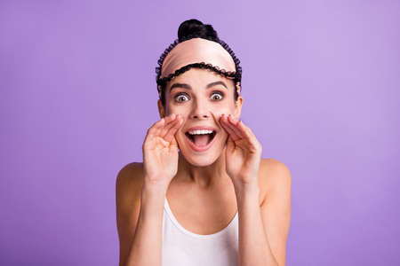 Photo portrait of girl telling secret information hands near face isolated on pastel violet color backgroundの写真素材