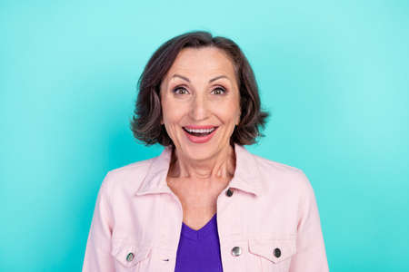 Photo portrait woman amazed surprised in casual clothes smiling happy isolated bright teal color backgroundの写真素材