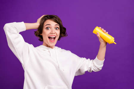 Photo portrait girl keeping mustard amazed staring keeping head isolated vibrant pastel color...