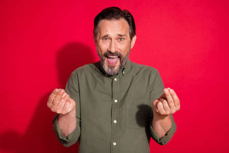 Photo portrait man wearing green arguing angry got bad mood isolated bright red color backgroundの写真素材