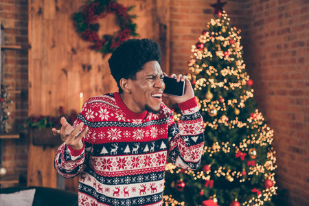 Photo portrait man wearing xmas sweater laughing talking on mobile phone on christmas