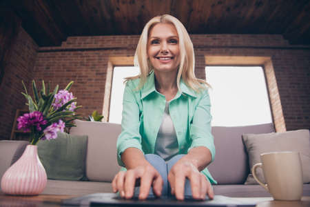Photo portrait woman smiling using computer browsing internet working from homeの写真素材