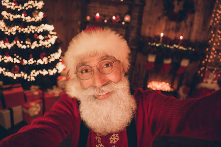 Photo portrait cheerful smiling santa wearing glasses headwear sweater taking selfie
