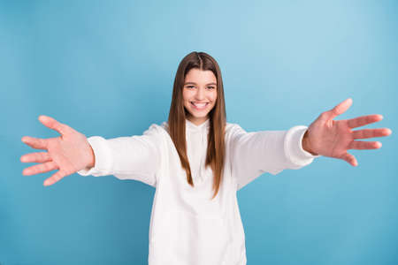 Photo portrait girl in white hoody embracing friend on meeting isolated pastel blue color backgroundの写真素材
