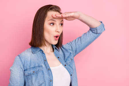 Photo portrait of girl amazed opened mouth looking forward keeping hand near forehead isolated pastel pink color backgroundの写真素材