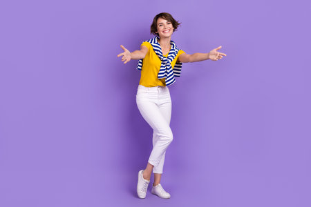 Full length photo of cheerful joyful lady wear bright outfit open arms waiting you inviting join party isolated on purple color backgroundの写真素材