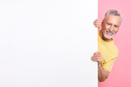 Photo cheerful businessman old money style hiding huge empty space mockup presentation his personal brand isolated on pink color backgroundの写真素材