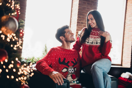 Photo cute cheery lovely family gentle married spouses sitting on divan decorated room classic style interior preparation before christmasの写真素材