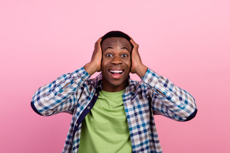 Photo shocked businessman hands head happy surprise emotions after seeing how cool his project...