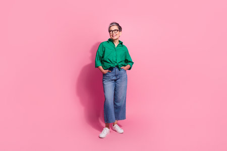 Full size photo of pretty retired female arms pockets look empty space wear trendy green outfit isolated on pink color backgroundの写真素材