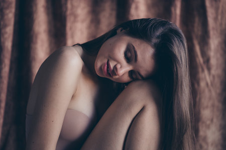 Photo no retouch oh charming lady fell body positive touch close eyes isolated studio backgroundの写真素材