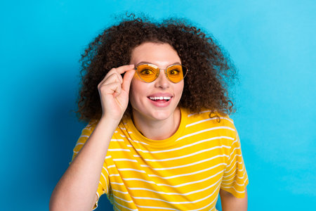 Photo portrait of attractive young woman sunglass summer vacation dressed stylish striped yellow...