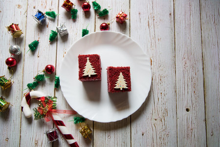 View from top of Christmas tree pattern decoration on red velvet cake in a plate on a backgroundの写真素材