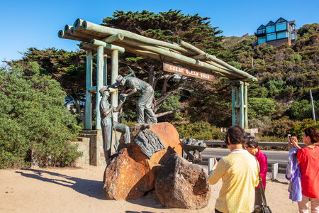 VICTORIA, AUSTRALIA - March 23, 2019: Great Ocean Road Memorial and Arch, Victoria, Australia.のeditorial素材