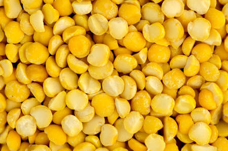 Macro closeup background texture of yellow chana split peasの写真素材