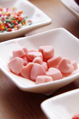 Pink marshmallows in cup with love heartの写真素材