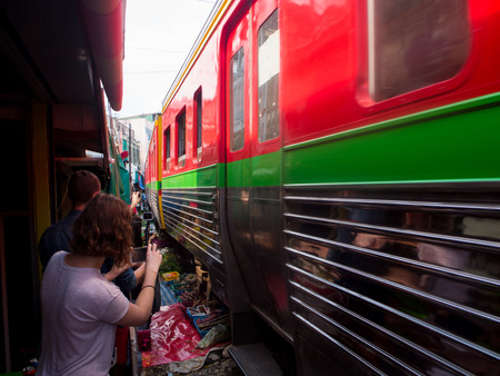 Umbrella Market (Maeklong Railway Market) fresh market, Thailandのeditorial素材