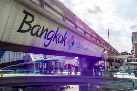 BANGKOK, THAILAND -â Jan, 2014 : People are shopping at Saim center in Bangkokのeditorial素材