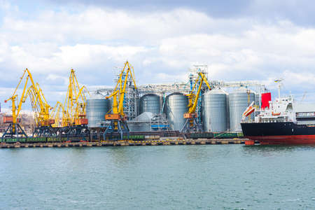 Odessa, UKRAINE - MART 1, 2021. Odesskiy gruzovoy port. Komercheskoye sudno zhdet pogruzkiのeditorial素材