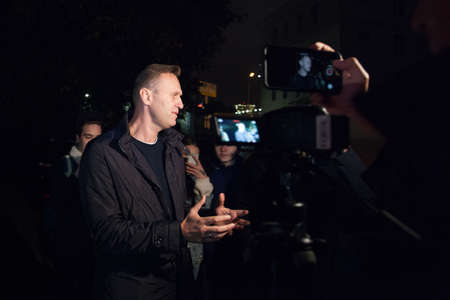 29 September 2017, RUSSIA, MOSCOW: The leader of the Russian opposition, Alexei Navalny, leaves the police station in the Danilov district in Moscow, Russia.のeditorial素材