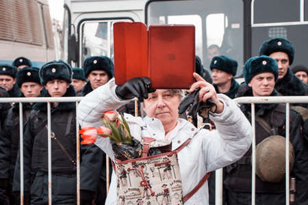 25 February 2018, RUSSIA, MOSCOW. March of the memory of Boris Nemtsov in the center of Moscow, The Boulevard Ring, Russia.のeditorial素材