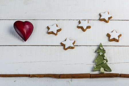 Background concept of red heart and green tree with gingerbread stars and cinnamon rollsの写真素材