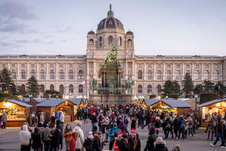 Vienna, Austria - December 2017: crowded christmas market in Maria Theresa square in Wienのeditorial素材