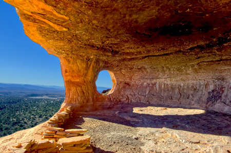 A view of the legendary Robbers Roost Cave, located near Sedona Arizona. According to legend this cave was used by bandits during the pioneer days of Arizona to ambush unwary stagecoaches and cattle herdsmen. In more recent times it has become a place for New Agers to meditate.の写真素材