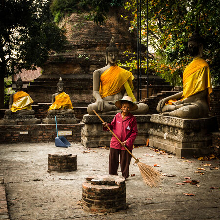 AYUTTHAYA-FEB 14 Unidentified man sweeps in Wat YaiChaiMongkhon on Feb 14 2014,Ayuthaya,Thailand Temple is magnificent ancient royal monastery Has been the pride of Siamese people since the 13th Cent のeditorial素材