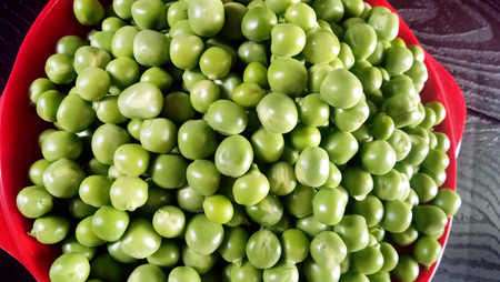 fresh green peas top viewの写真素材