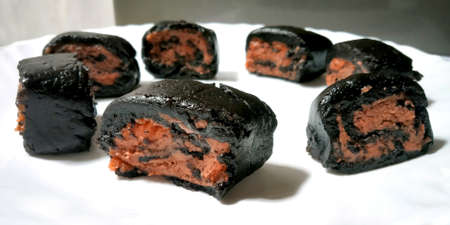 Creamy cake pieces with chocolate cookies and cream biscuits in a white plateの写真素材