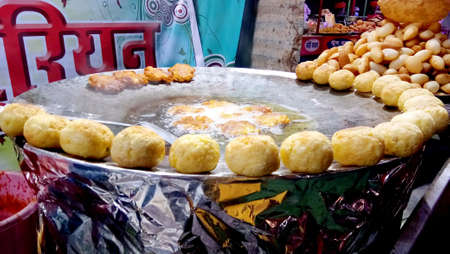 Lucknow, uttar pradesh - january 2021 : Man making Aloo tikki (fried potato cutlets), food stall india street food.のeditorial素材