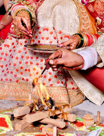 Close up shot of Bride & Groom performing religious ritualsの写真素材