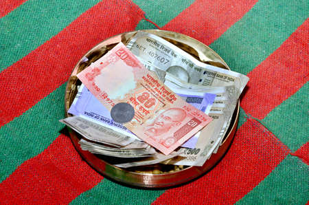 Giving Shagun money in Ritual during a hindu marriage in indiaの写真素材