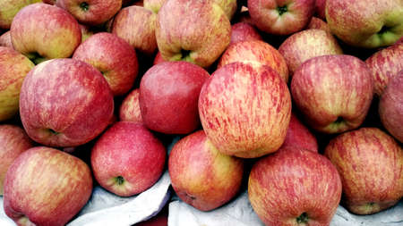 Bunch of fresh apple in market closeup background , Asia , Indiaの写真素材