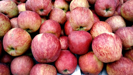 Bunch of fresh apple in market closeup background , Asia , Indiaの写真素材