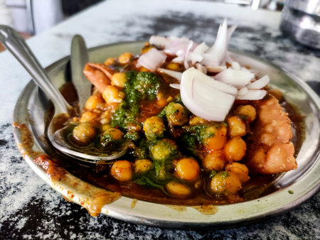 Chole Samosa Chaat, An ever-popular roadside treat in north india. Selective focusの写真素材