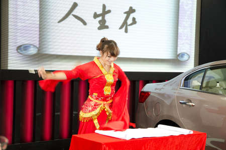 GUANGZHOU, CHINA - OCT 02: Chinese traditional draw dance performance at the Guangzhou daily Baiyun international automobile exhibition. on October 02, 2011 in Guangzhou China.のeditorial素材