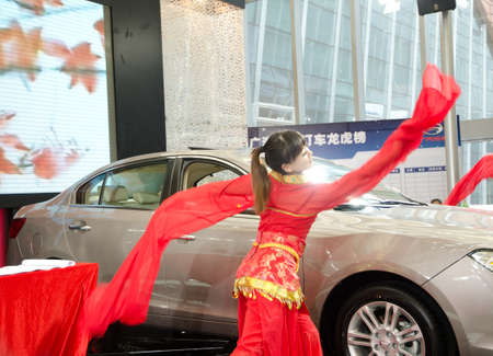 GUANGZHOU, CHINA - OCT 02: Chinese traditional draw dance performance at the Guangzhou daily Baiyun international automobile exhibition. on October 02, 2011 in Guangzhou China.のeditorial素材