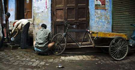 urinating in Varanasiのeditorial素材