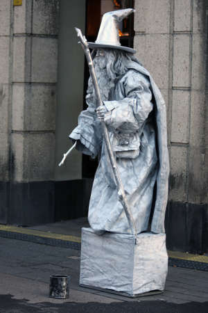 Düsseldorf, Germany - November 26, 2010: In the center of city displays this Street Performer a wandererのeditorial素材