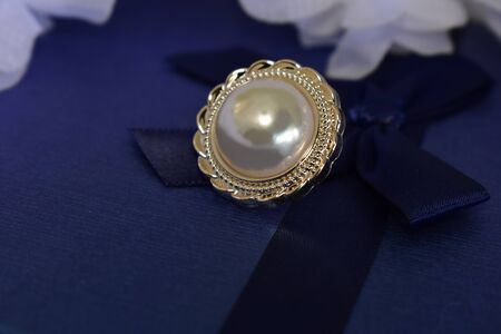 Gold earrings Decorated with pearl Luxurious and beautiful