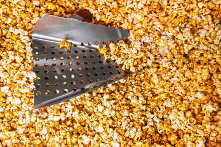 Golden caramel popcorn closeup background. Movie theater sweet snack.の写真素材