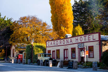2018, April 25 - Cardrona, New Zealand, Building in Cadrona in Autumn.のeditorial素材