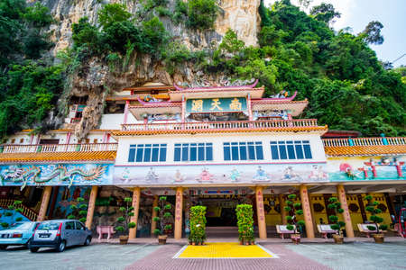 Malaysia, Perak,  Ipoh, View outside and in side in the of the temple cave.のeditorial素材
